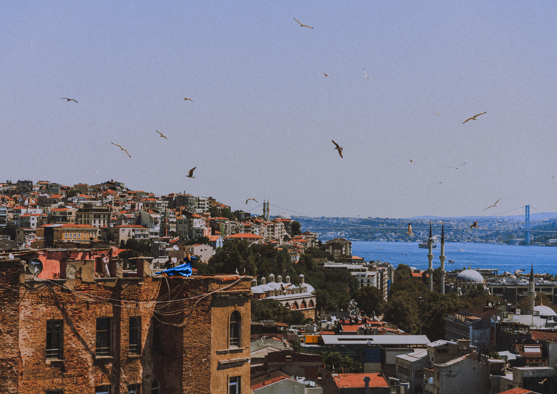 Istanbul - A special moment that was captured while some Turkish people were working on a rooftop renting dress and offering photoshoots. One significant activity for the Turkish tourism that shows the beauty of the city in style.